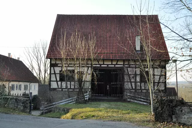 Einige der Wirtschaftsgebäude der Burg liegen noch außerhalb der Umzäunung. | Foto: Daniela Somers