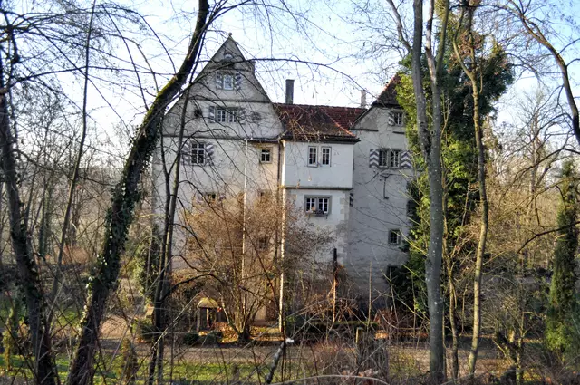 Das Schloss ist umgeben von einem großen Park mit altem Baumbestand. | Foto: Daniela Somers