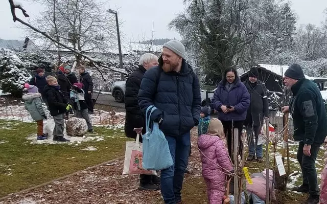 Jung und Alt gemeinsam  | Foto: Carina Kurz