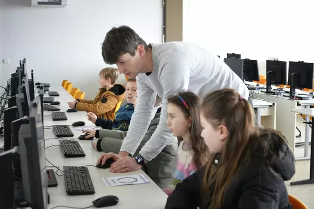 Die Grundschülerinnen und Grundschüler lernen Programmieren im Informatik-Raum. | Foto: Robinson Carvajal
