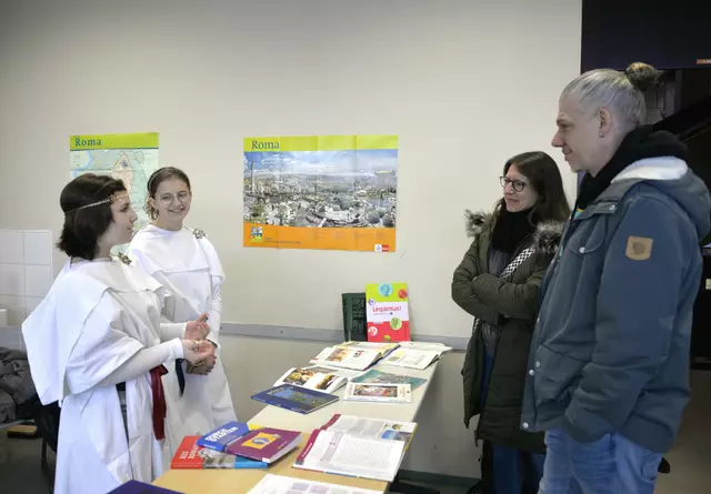 Im Dialog mit den alten Römern: Eltern hatten am Campustag die Gelegenheit, sich über die zweiten Fremdsprachen, Französisch und Latein, zu informieren. | Foto: Robinson Carvajal