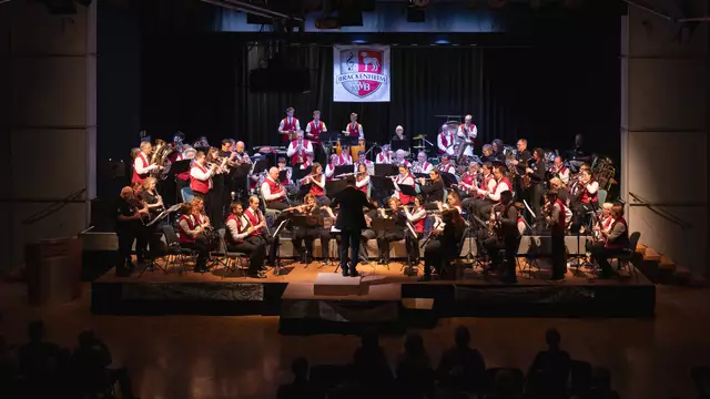 Mit allen Musizierenden wurde es eng auf der Bühne | Foto: Stefan Seiz