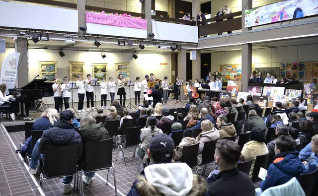 Die Instrumentalklasse 5a mit ihrer Klassenlehrerin Viola Schulz begrüßte Eltern und Kinder in der Aula. | Foto: Robinson Carvajal