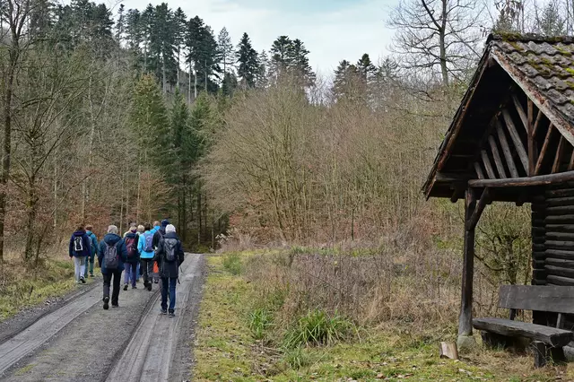 Vom Bleichsee geht es an der Steinkreuzhütte vorbei Richtung Farnersberg. | Foto: Michael Harmsen