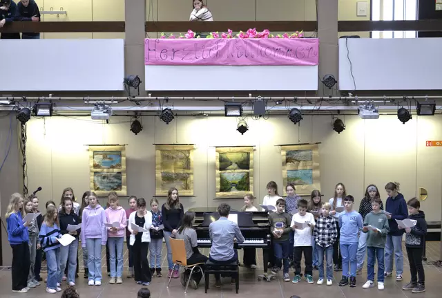 Der Unterstufenchor von Timo Ducati trug zum musikalischen Rahmenprogramm des Campustags bei. | Foto: Robinson Carvajal