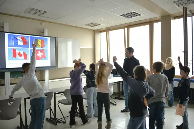 Wer erkennt die französische Flagge? – Grundschülerinnen und Grundschüler bekamen am Campustag erste Einblicke in eine mögliche zweite Fremdsprache. | Foto: Robinson Carvajal