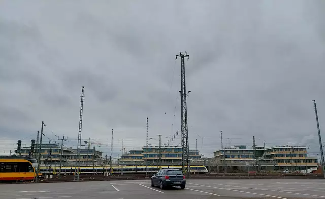 Der langgestreckte aber gut strukturierte Riegel der Internationalen Schule schirmt das neue Wohngebiet Neckarbogen perfekt gegen das Bahnhofsgelände ab. | Foto: Foto privat