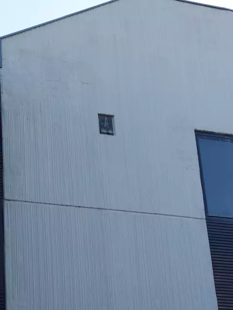 Ganz klein ganz oben blickt der Götz im Relief finster vom Wollhauszentrum über die Stadt. Wer hat ihn dort hinterlassen? | Foto: Foto privat