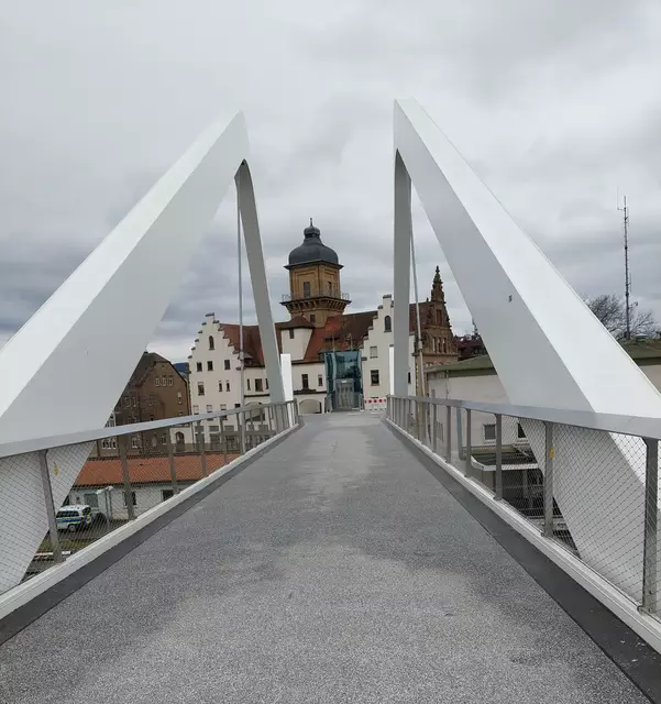 Die schlanken Brückenwinkel rahmen das schöne historische Postamt herrlich ein. | Foto: Foto privat