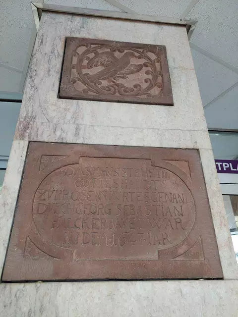 Im Eingangsbereich vom Kätchenhof findet man die Tafel des ehemaligen Wirtshauses Rose sowie einen Hinweis auf den Erbauer Georg Sebastian Falck in Form einer Sandsteintafel. | Foto: Foto privat