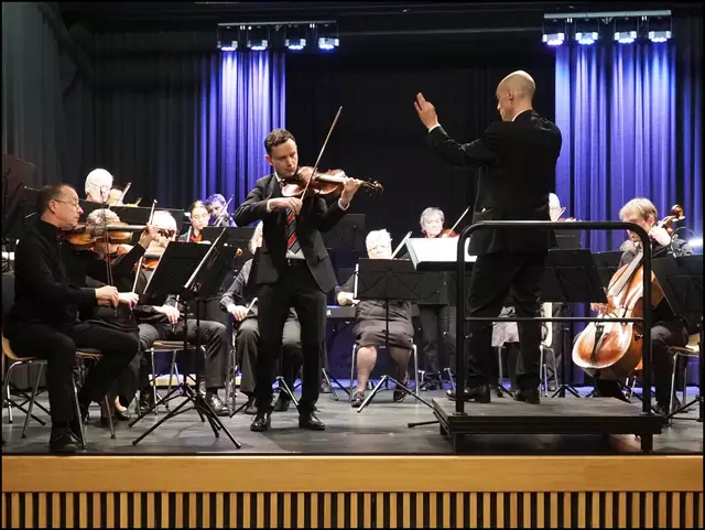Viola-Solist Julien Heichelbech begeisterte mit einem anspruchsvollen Werk von Carl Stamitz. | Foto: Orchester Eppinger Musikfreunde