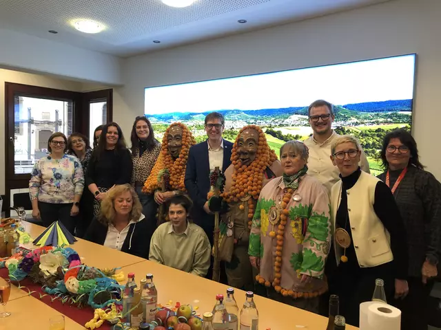 Die Bottwartäler Schlehbeucher zu Besuch im Trauzimmer im Rathaus der Gemeinde Oberstenfeld | Foto: Gemeinde Oberstenfeld