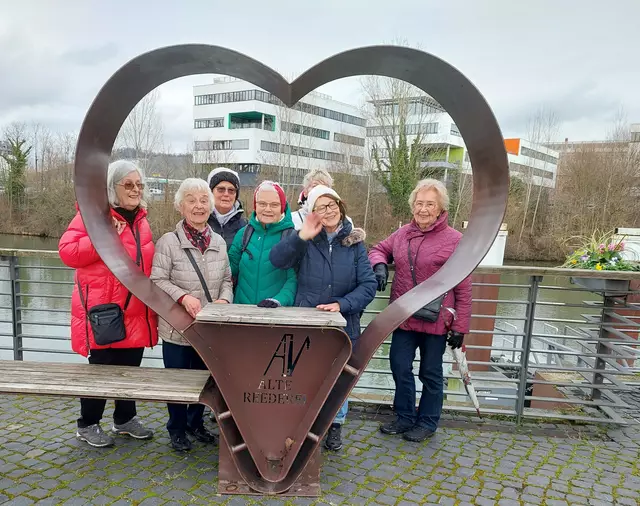 Ein Herz voller lieber Menschen, dazu gut gelaunt und mit dem Campus West im Hintergrund | Foto: Foto privat