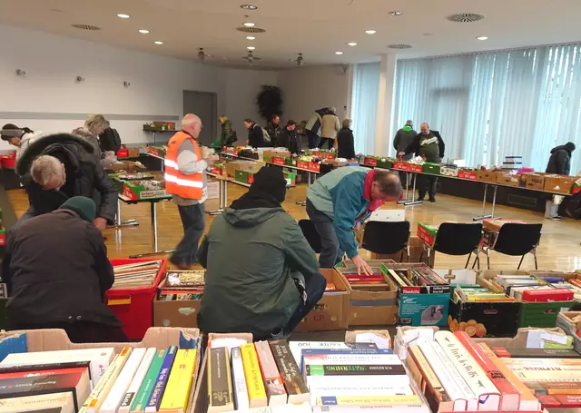 Vormittags herrschte noch großer Andrang beim Flohmarkt im Kurhaus (kleiner Saal) | Foto: Klaus Ries-Müller