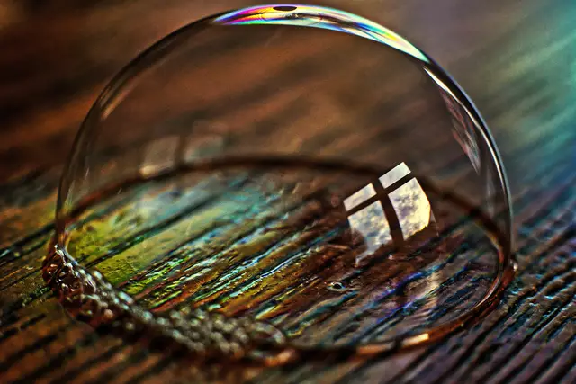 Spiegelung des Fensterrahmens in der Seifenblase | Foto: Petra Wagner