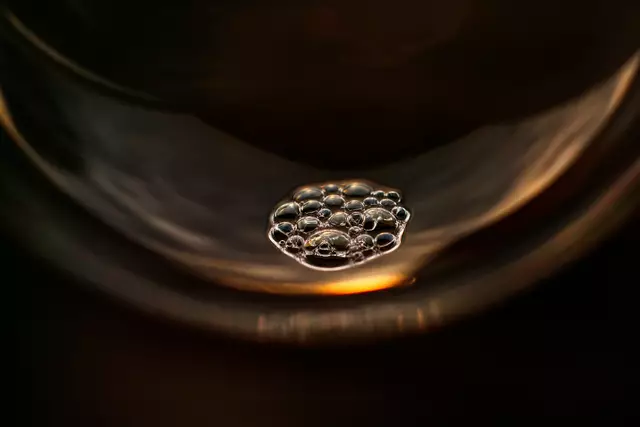 Kleine Seifenblasen in einer großen Seifenblase bei Abendrot fotografiert | Foto: Petra Wagner