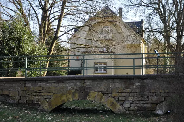 Blick auf die ehemalige Turnhalle und der Brücke zum Schloss. Hier kann man gut sehen, dass es sich um ein ehemaliges Wasserschloss handelt. | Foto: Daniela Somers