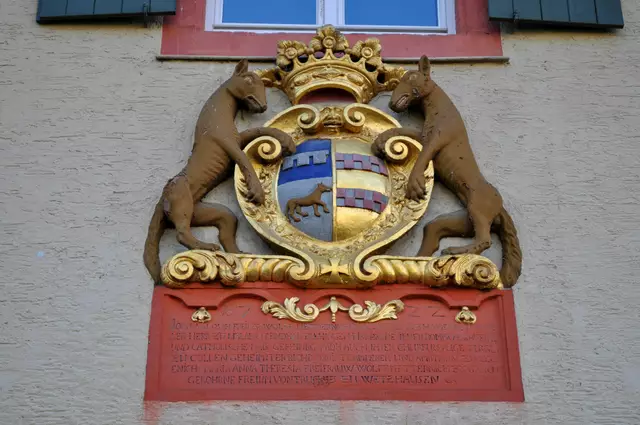 Über dem Eingangsportal ist das Allianzwappen aus dem Jahr 1722 von Wolff-Metternich zur Gracht und Truchseß von Wetzhausen zu sehen. | Foto: Daniela Somers