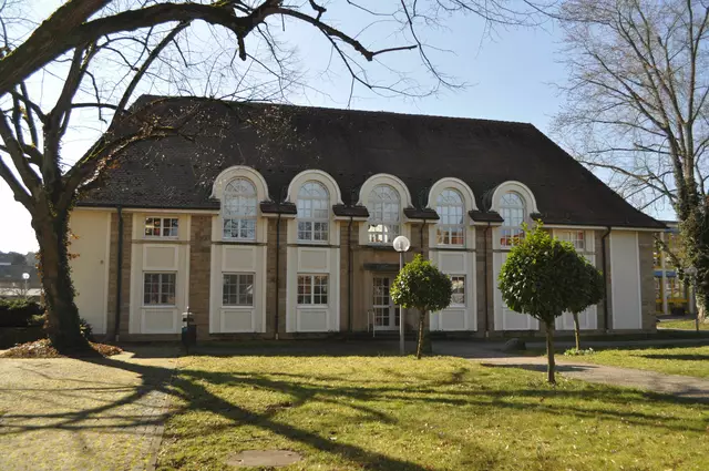 Gleich neben dem Schloss steht diese ehemalige Turnhalle aus dem Jahr 1911. Was sich dort mittlerweile befindet konnte ich allerdings nicht rausfinden. | Foto: Daniela Somers