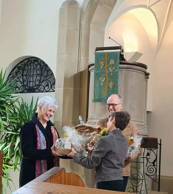 Begrüßung von Michaela Weinreuter mit Schönem und Süßem  | Foto: Hilde Mayer