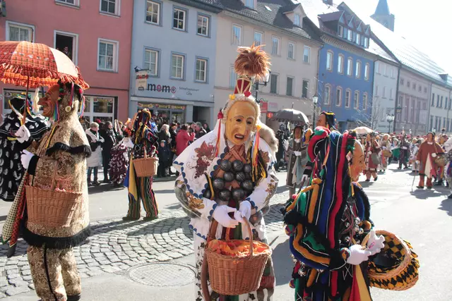 Biß, Fransenkleid  | Foto: Sandra Martines