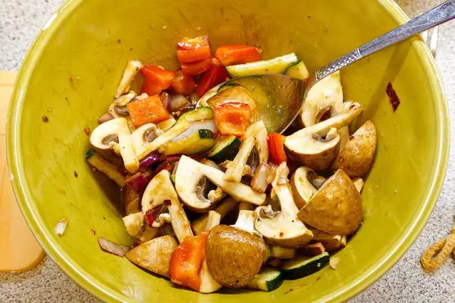 Gewürzöl mit Zwiebeln, Paprika, Zuccini und Champignons  | Foto: WKY