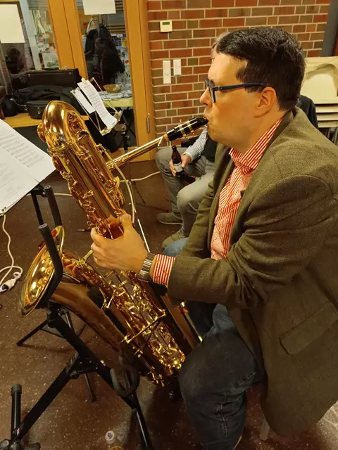 Wunderlich groß erscheint das selten gespielte Bass-Saxophon. Es wurde von Andreas Benz meisterlich bedient. | Foto: privat