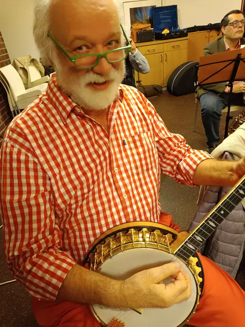 Als versierter Banjospieler und origineller Bluessänger war Hans Jürgen Hepting von den Stäffeles Banjo Rutschern Stuttgart eine Bereicherung bei der Jam-Session. | Foto: privat