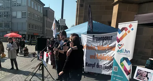 Die Kultur AG des Jugendverband REBELL begeisterte mit eigenen Songs für die Befreiung der Frau und für eine lebenswerte Zukunft | Foto: MLPD
