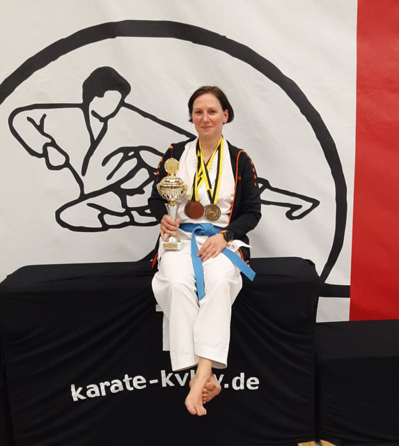 Etelka Richarz – zufrieden und dennoch bescheiden mit ihrer Medaillenausbeute nach der Landesmeisterschaft im Karate | Foto: Karateverein Eppingen