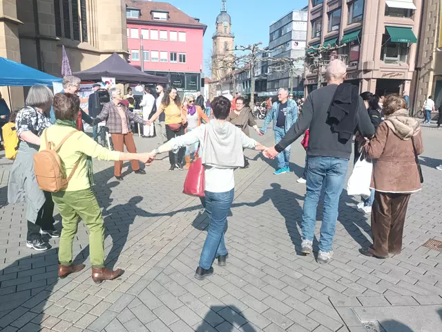 die gemeinsamen Anliegen der Frauenbewegung, Friedensbewegung und antifaschistischen Bewegung prägten die Stimmung auf dem Kiliansplatz | Foto: MLPD