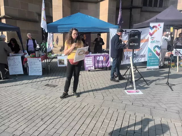 Die Rednerin von "Familien für den Frieden" ging in einem engagierten Beitrag auch auf die Errungenschaften der Frauen in Rojava ein. Weitere Beiträge kamen u.a. vom Friedensrat Heilbronn und der LINKEN. Erstmals vertreten war auch die ADI (Antidiskriminierungsstelle)  | Foto: MLPD
