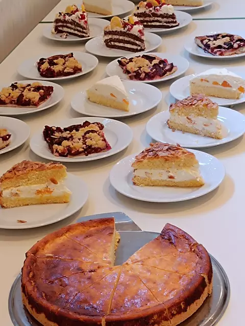 Zum Kaffee gab es leckere Kuchen und Torten zu fairen Preisen.
 | Foto: privat