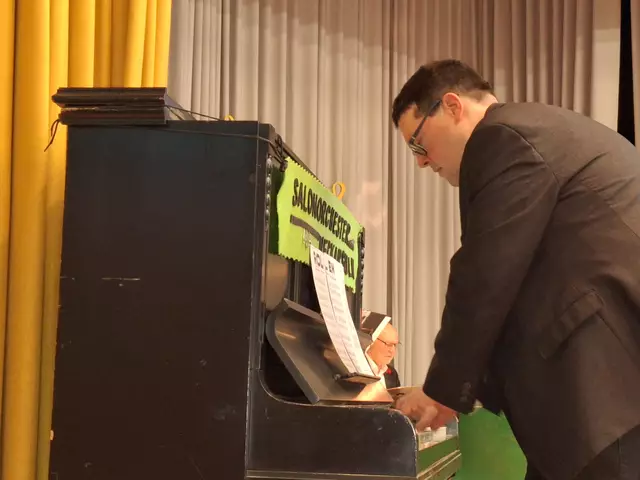 Dirigent Andreas Benz lies es sich nicht nehmen, auch am Piano als "Springer" musikalisch einzugreifen.
 | Foto: privat