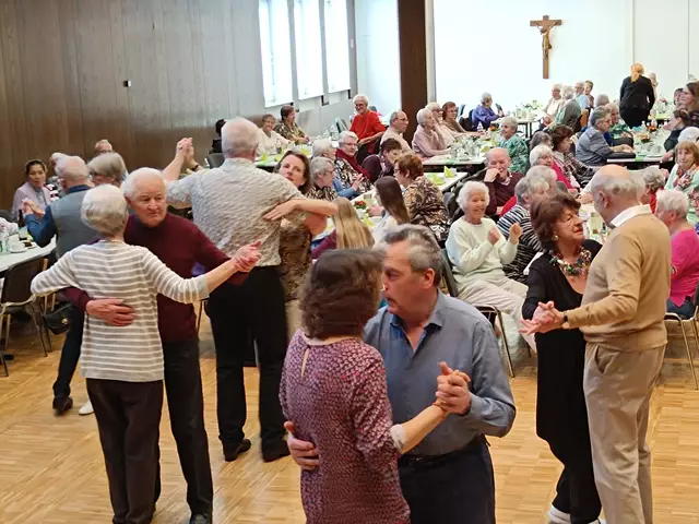 Viele Senioren nutzen die seltene Gelegenheit für einen „Schwof“ wie in alten Zeiten.
 | Foto: privat