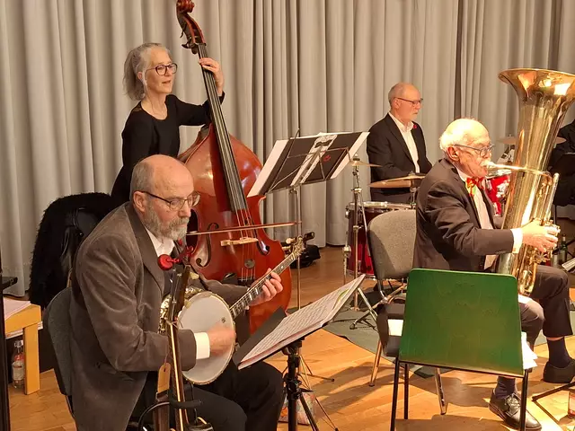 Oft unterschätzt aber wichtig: In der Rhythmusgruppe des Salonorchesters musizierten Eberhard Lebtig, Walter Becker, Katja Bönninghoff und Ernst Knorpp (v.r.n.l.)
 | Foto: privat