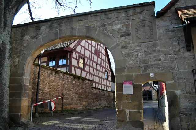 Der Torbogen neben dem Torwächterhaus. Ursprünglich war der Torbogen der Zugang zum Amthof. Bis vor 200 Jahren war der Zugang nur über eine Zugbrücke möglich. In der Mitte des Torbogens sieht man das herrenalb´sche Wappen. Nach der Eroberung Herzog Ulrichs (1504) wurde rechts das württembergische Wappen angebracht. | Foto: Daniela Somers