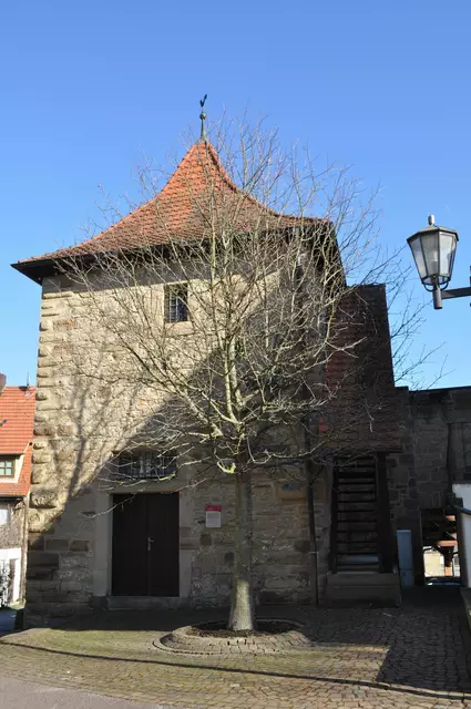Seinen Namen hat der Hexenturm während der Zeit der Hexenverfolgung bekommen. Hier wurden Personen die der Hexerei verdächtigt wurden, bis zu ihrer Verhandlung und Aburteilung eingesperrt.  Die letzte Hexe die hier eingesperrt war hieß „Bogerin“. Sie wurde Ende des 16. Jh. verbrannt. Heute ist dort eine Ausstellung über den Amthof untergebracht. Aber leider war es geschlossen. | Foto: Daniela Somers