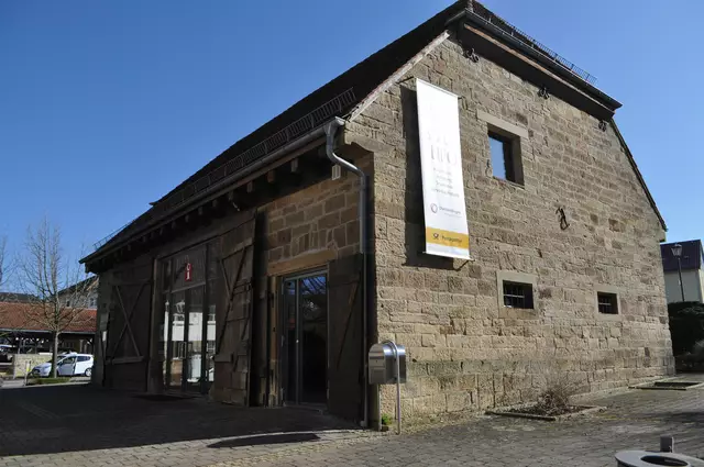 Die Schafscheuer von 1867. Heutzutage ein Bürger- und Kulturhaus. Aber auch die Touristeninformation und die Poststelle sind hier zu finden. | Foto: Daniela Somers