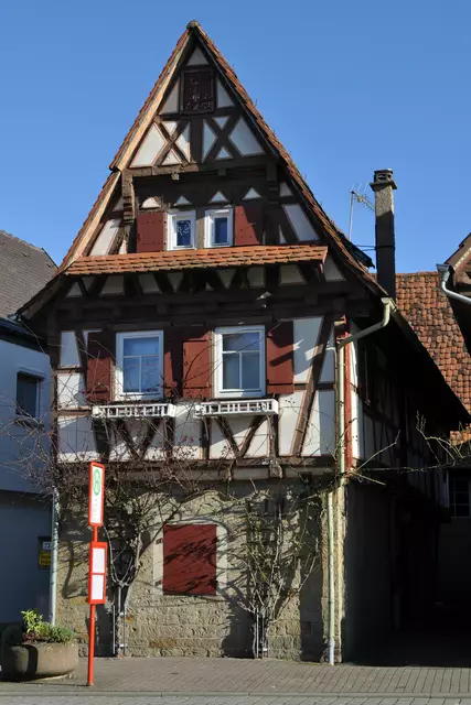 Dieses niedliche Fachwerkhaus in der Brettener Strasse wurde im 16. Jahrhundert erbaut. Das Klebdach wurde allerdings erst später angebaut. | Foto: Daniela Somers