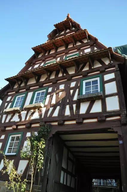 Diese Klebdächer an der Fassade sieht man auch nicht oft in unsere Gegend. Sie dienen dem Schutz der Fassade und Fenster vor Niederschlag. | Foto: Daniela Somers