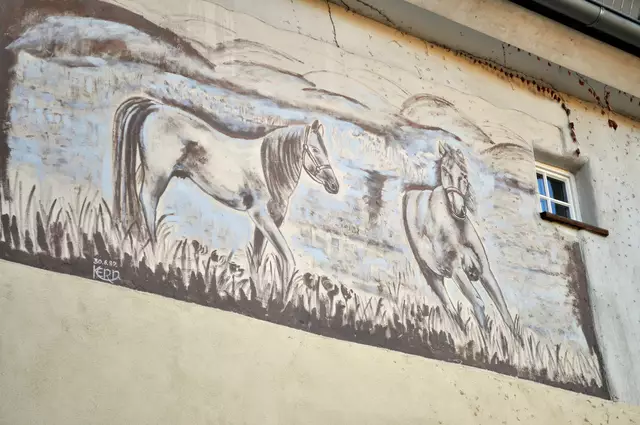 Dieses Gemälde an einer Hauswand hat auch schon einige Jahre auf dem Buckel. Wenn ich es richtig lese, wurde es am 30.6.87 erschaffen. | Foto: Daniela Somers