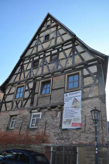 Obwohl schon sehr viel saniert wurde, gibt es immer noch was zu tun. Aber es ist schön, dass die alten Häuser erhalten bleiben und zu neuem Wohnraum umgebaut werden. | Foto: Daniela Somers