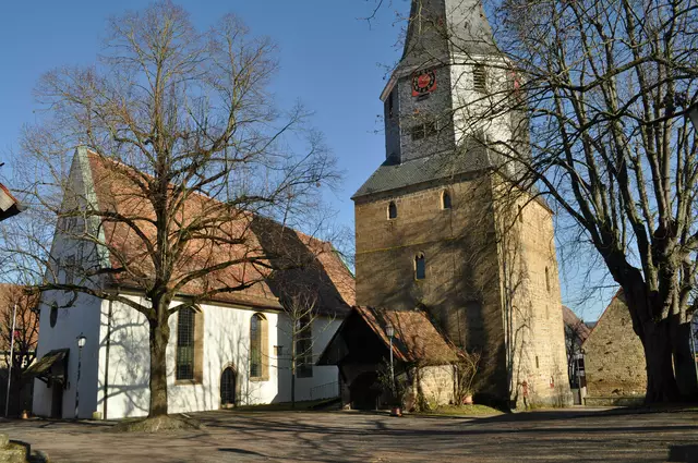 Deutlich zu sehen. Die Kirche steht im Abstand zum Glockenturm. Der untere Teil des Glockenturms war das Steinhaus. Hier wurde Getreide gelagert. Aber auch Tabak getrocknet.  | Foto: Daniela Somers