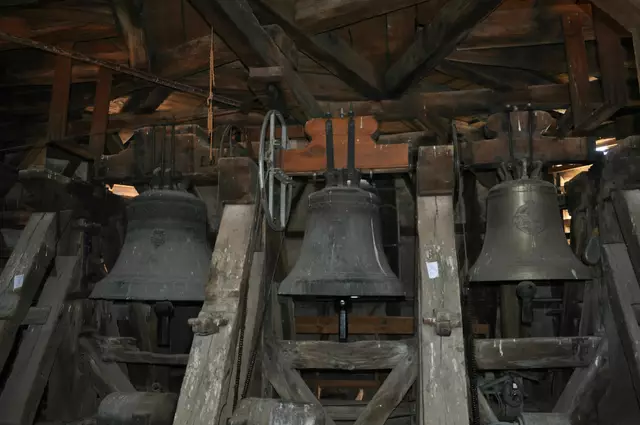 Oben im Glockenturm sind es dann drei Glocken. Leider kann man vom Glockenturm nicht nach draußen schauen. | Foto: Daniela Somers