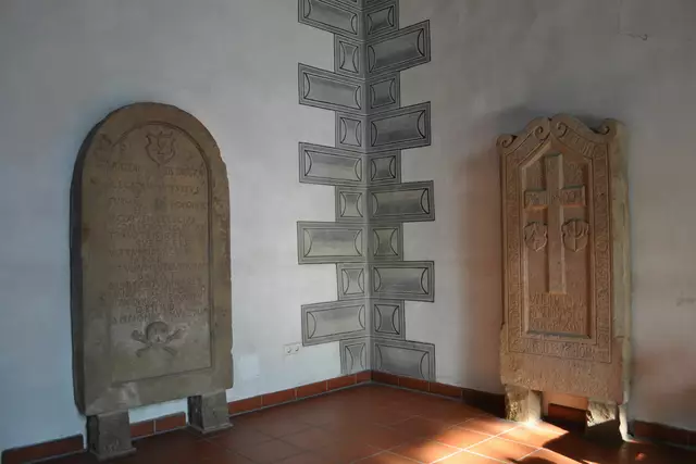 Auch einige Grabplatten sind in der Kirche zu sehen. | Foto: Daniela Somers