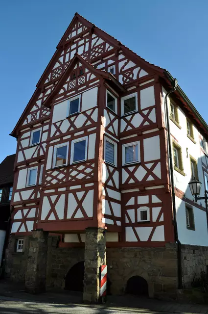 Auch dieses schön sanierte Handwerkerhaus steht in der Brettener Strasse. Es wurde 1686 erbaut. | Foto: Daniela Somers