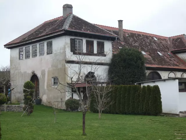 Ein interessantes altes Gebäude, von dem wir hier die Rückseite sehen. In welchem Ort befindet es sich und um was für ein Gebäude handelt es sich da? | Foto: sigischlottke