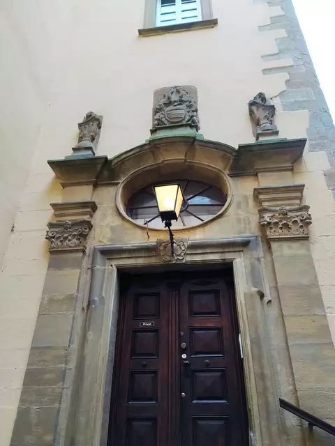 Wo ist wohl dieser imposante Eingang zu finden? | Foto: sigischlottke