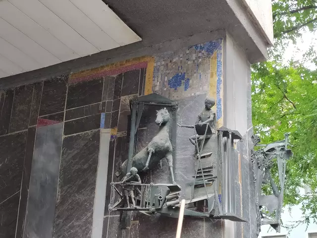 Kunst am Hauseck - ja, wo ist das denn? Und weiß auch jemand, was es darstellt? | Foto: sigischlottke